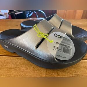 OOFOS Ooahh luxe woman’s Recovery Slide in colour Latte size W10